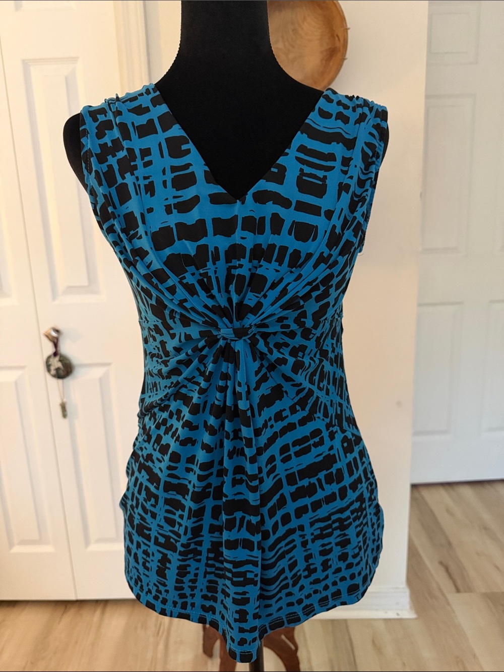 Y2K Daisy Fuentes Teal & Black Knot-Front V-Neck Tank
